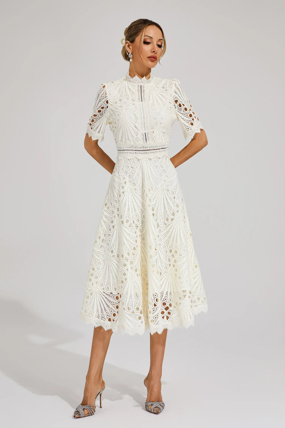 "Robe midi en dentelle blanche élégante, idéale pour mariages et soirées, avec encolure délicate et coupe raffinée."