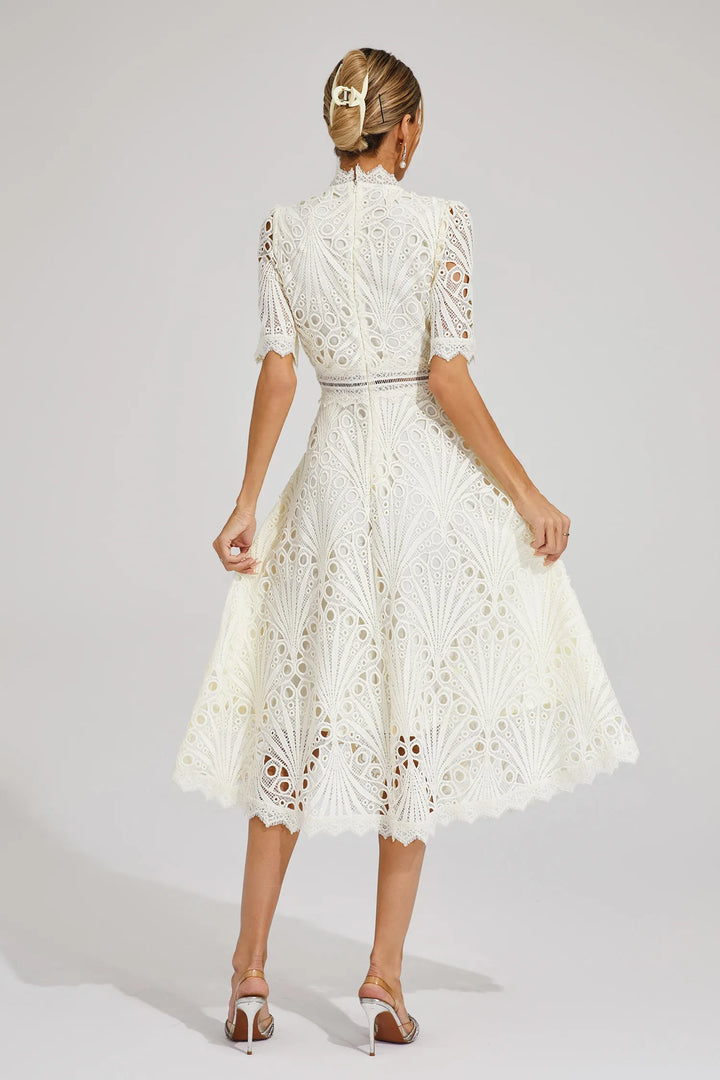 "Robe midi en dentelle blanche élégante, idéale pour mariages et soirées, avec encolure délicate et coupe raffinée."