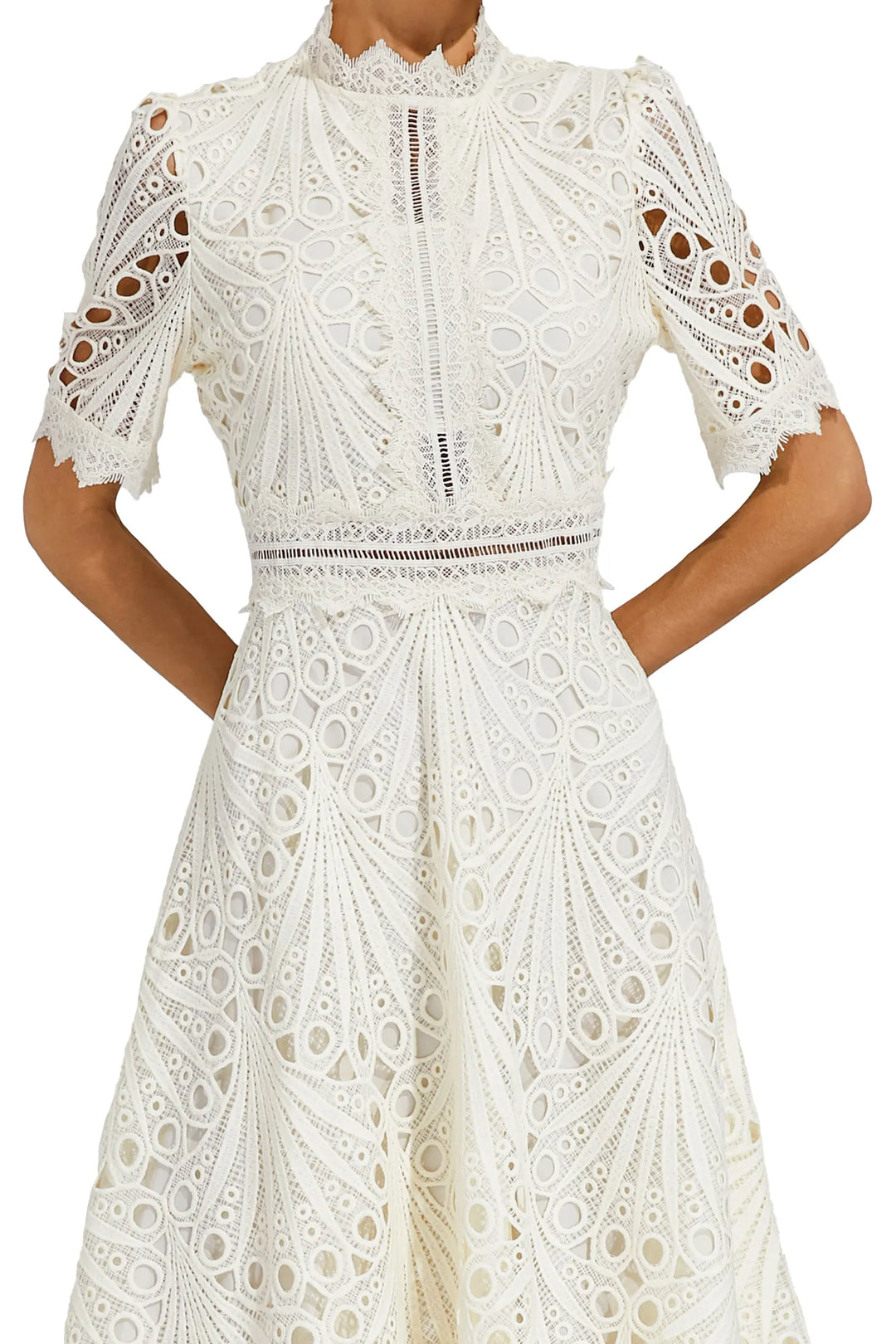 "Robe midi en dentelle blanche élégante, idéale pour mariages et soirées, avec encolure délicate et coupe raffinée."
