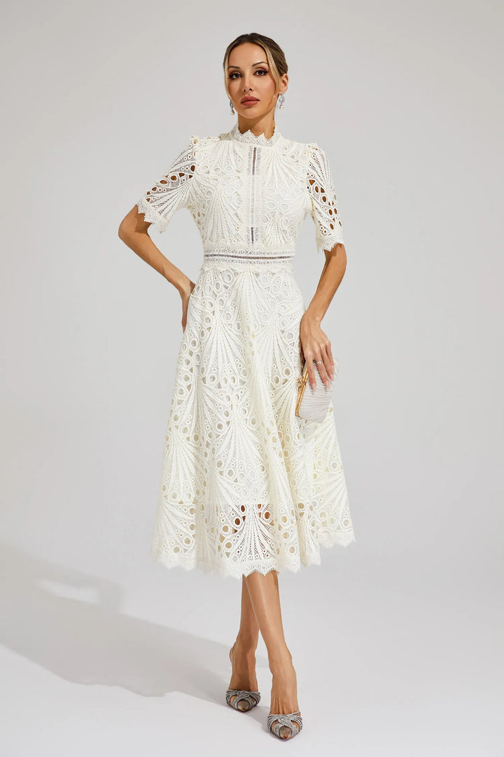 "Robe midi en dentelle blanche élégante, idéale pour mariages et soirées, avec encolure délicate et coupe raffinée."