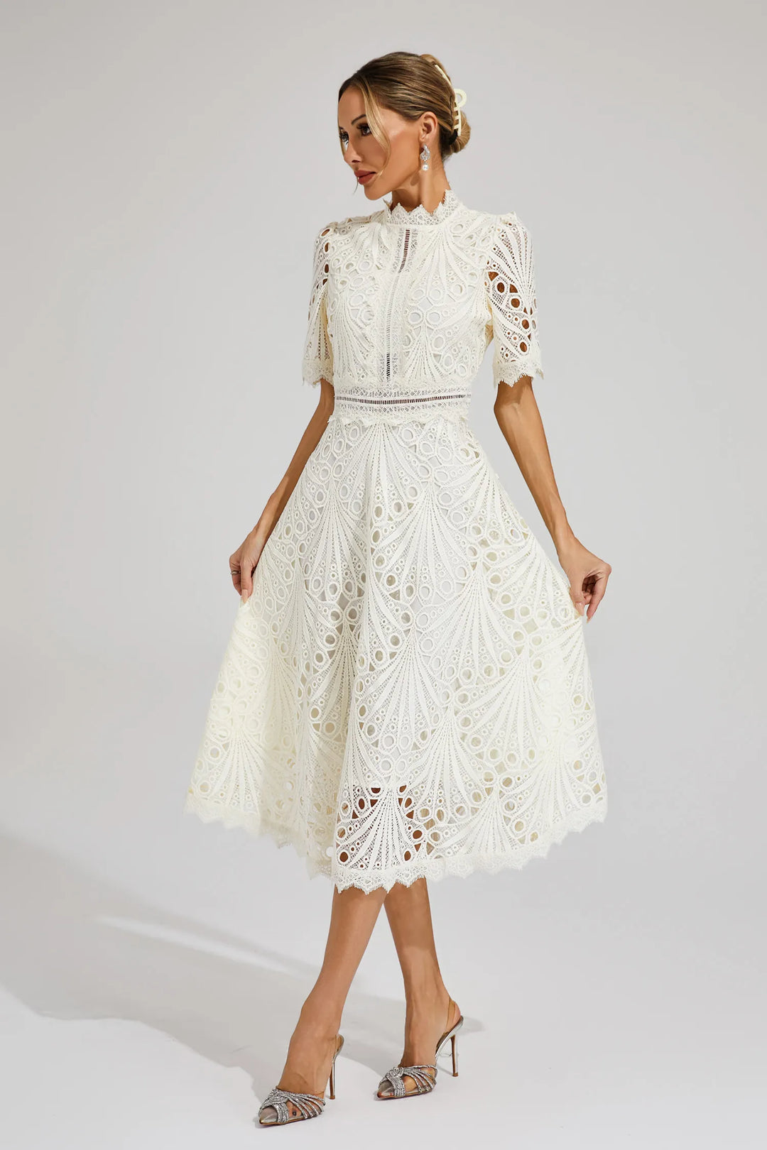 "Robe midi en dentelle blanche élégante, idéale pour mariages et soirées, avec encolure délicate et coupe raffinée."