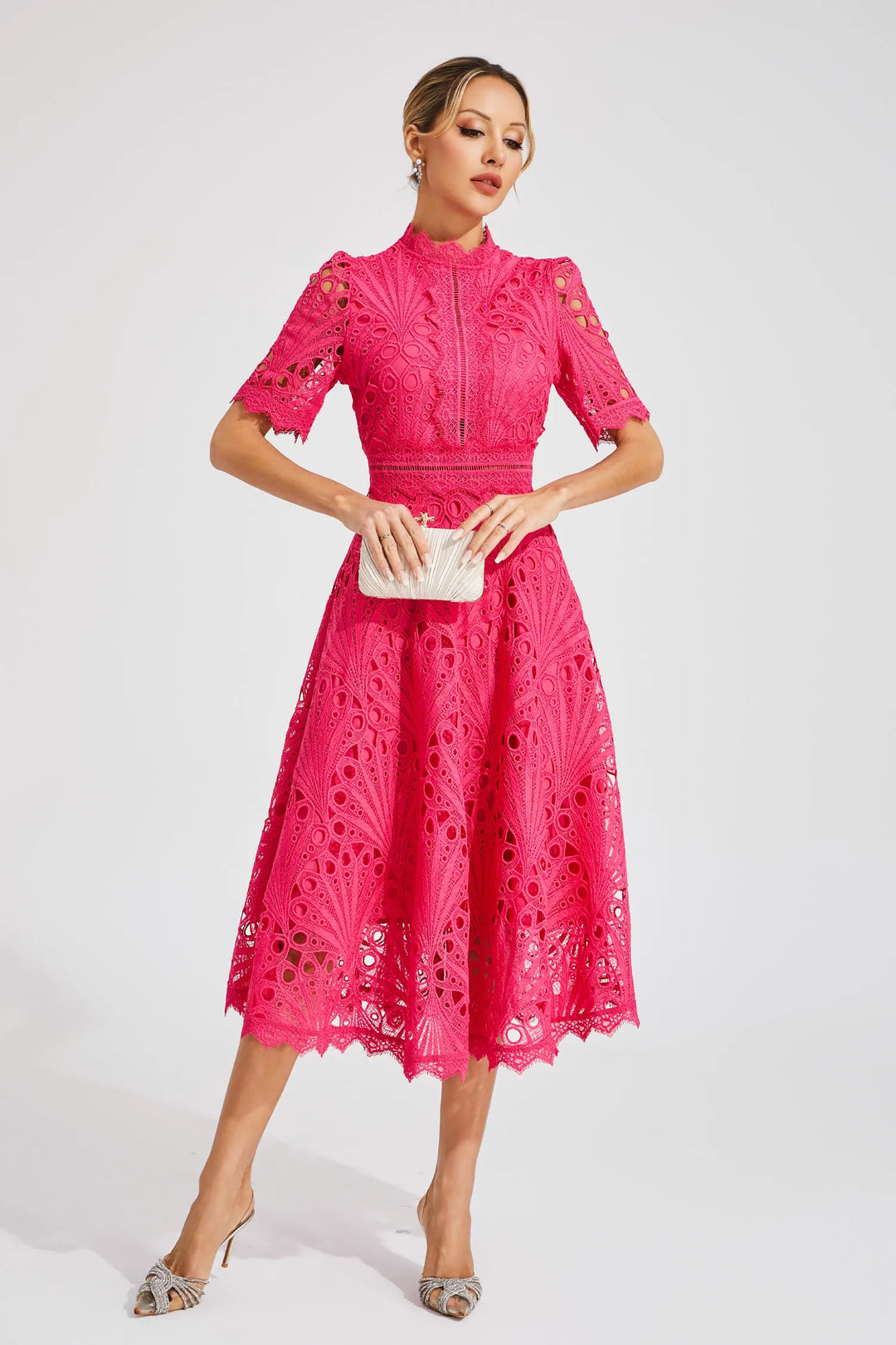 "Robe midi en dentelle blanche élégante, idéale pour mariages et soirées, avec encolure délicate et coupe raffinée."
