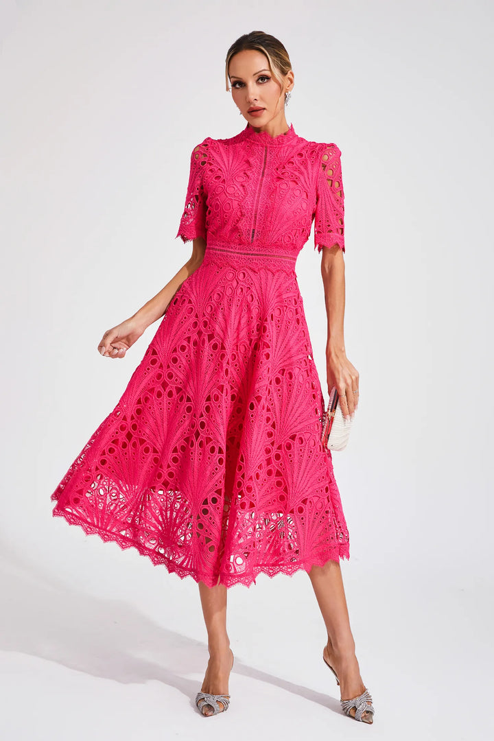 "Robe midi en dentelle blanche élégante, idéale pour mariages et soirées, avec encolure délicate et coupe raffinée."