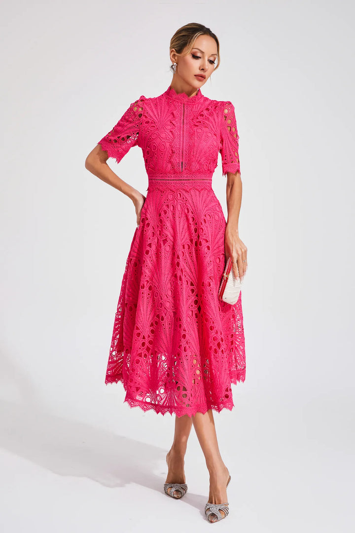 "Robe midi en dentelle blanche élégante, idéale pour mariages et soirées, avec encolure délicate et coupe raffinée."