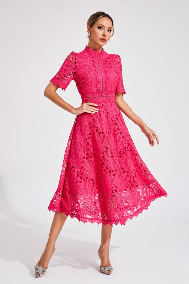 "Robe midi en dentelle blanche élégante, idéale pour mariages et soirées, avec encolure délicate et coupe raffinée."
