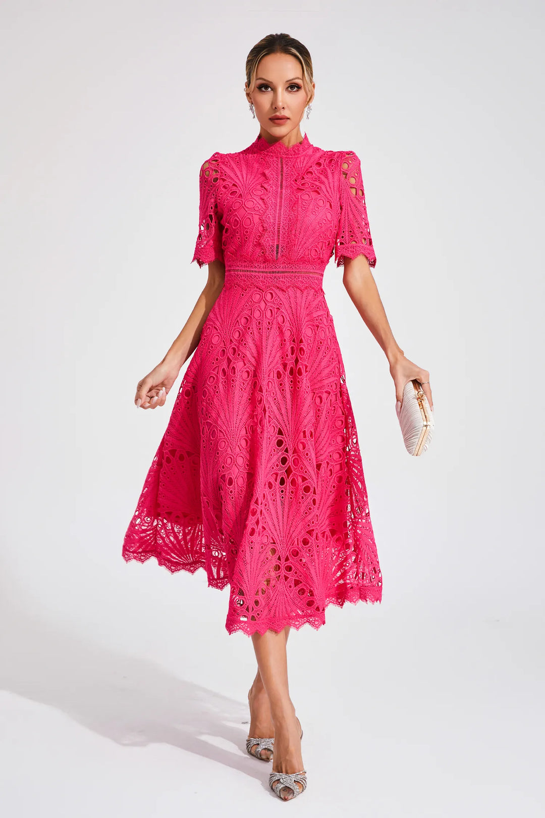 "Robe midi en dentelle blanche élégante, idéale pour mariages et soirées, avec encolure délicate et coupe raffinée."