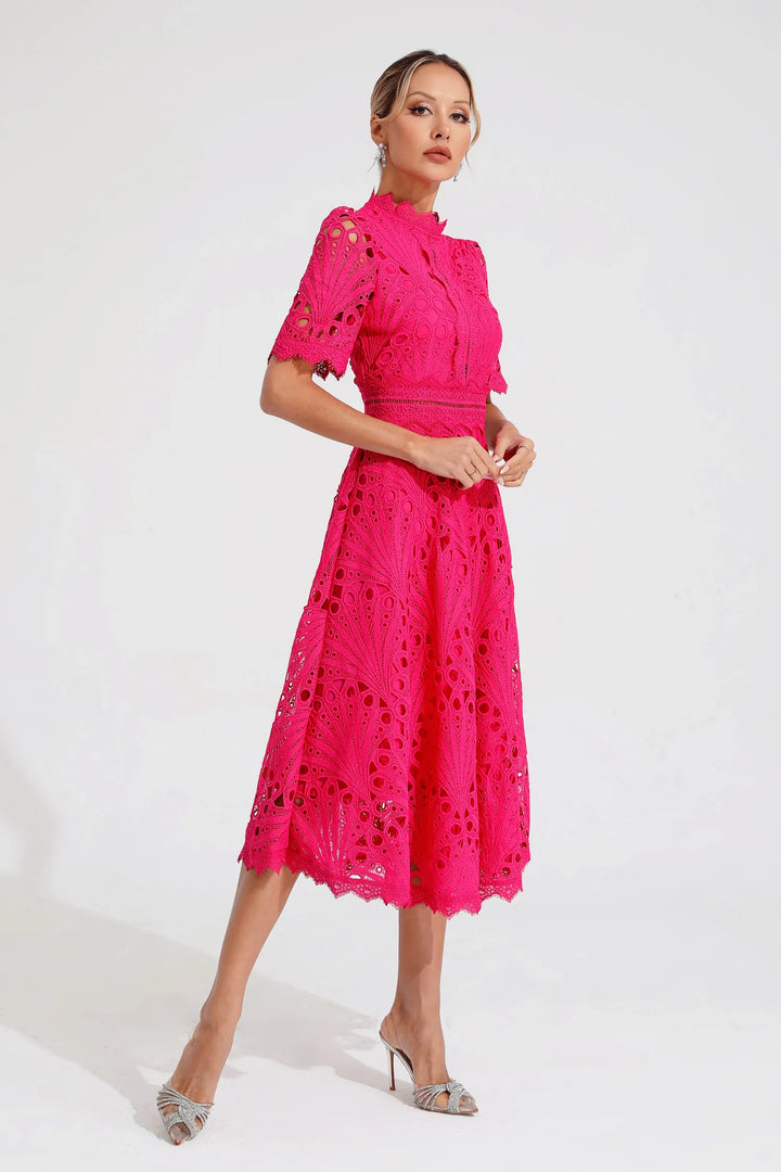 "Robe midi en dentelle blanche élégante, idéale pour mariages et soirées, avec encolure délicate et coupe raffinée."