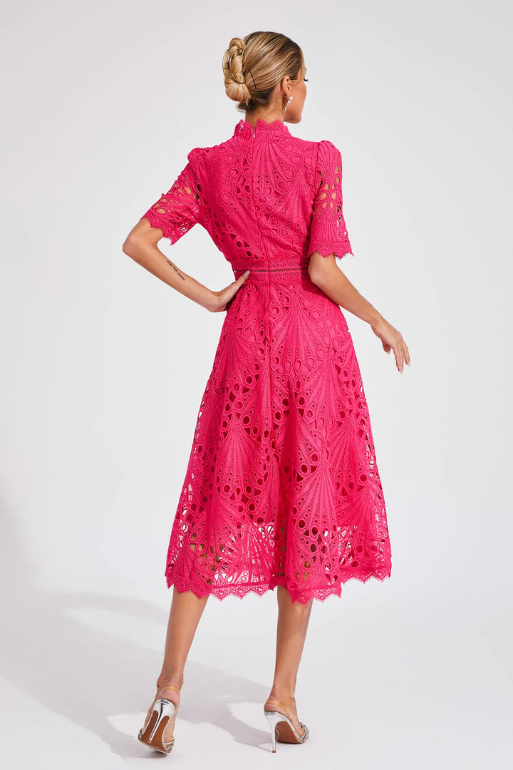 "Robe midi en dentelle blanche élégante, idéale pour mariages et soirées, avec encolure délicate et coupe raffinée."