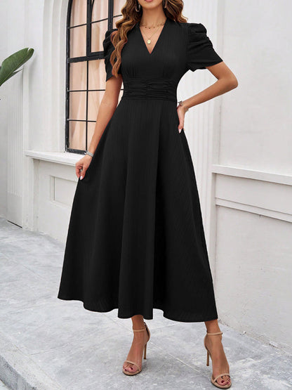 Robe midi évasée élégante avec taille cintrée, manches bouffantes, col V, idéale pour occasions spéciales.