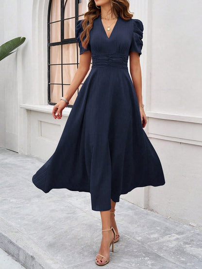 Robe midi évasée élégante avec taille cintrée, manches bouffantes, col V, idéale pour occasions spéciales.