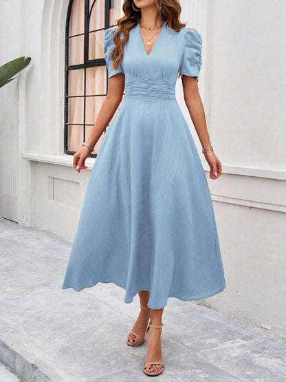 Robe midi évasée élégante avec taille cintrée, manches bouffantes, col V, idéale pour occasions spéciales.
