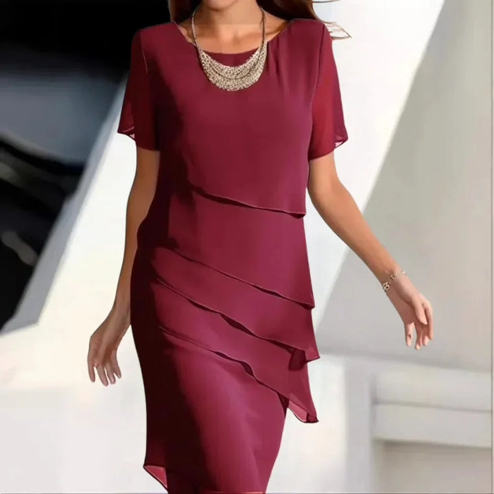 Robe midi femme en chiffon, design à étages raffinés, encolure ronde, manches courtes, détails couture délicats.
