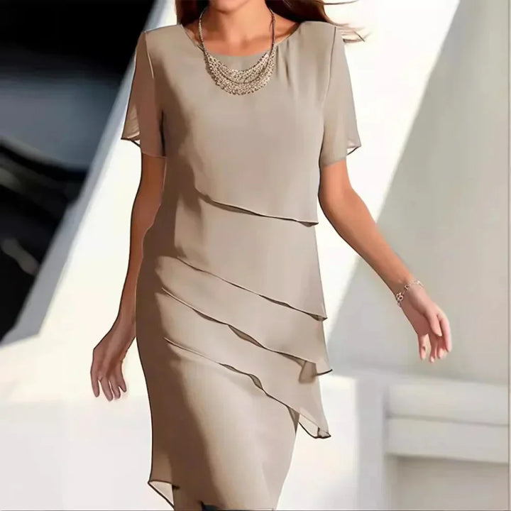 Robe midi femme en chiffon, design à étages raffinés, encolure ronde, manches courtes, détails couture délicats.