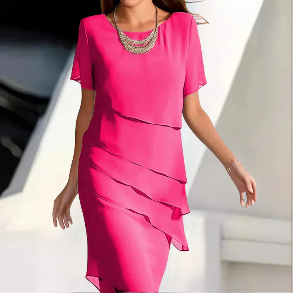 Robe midi femme en chiffon, design à étages raffinés, encolure ronde, manches courtes, détails couture délicats.
