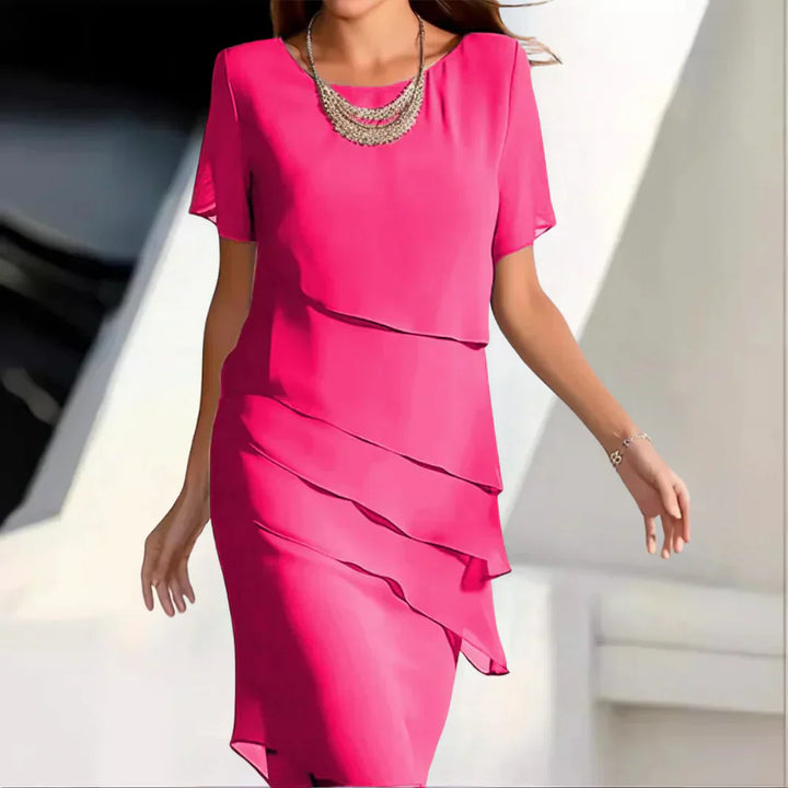 Robe midi femme en chiffon, design à étages raffinés, encolure ronde, manches courtes, détails couture délicats.