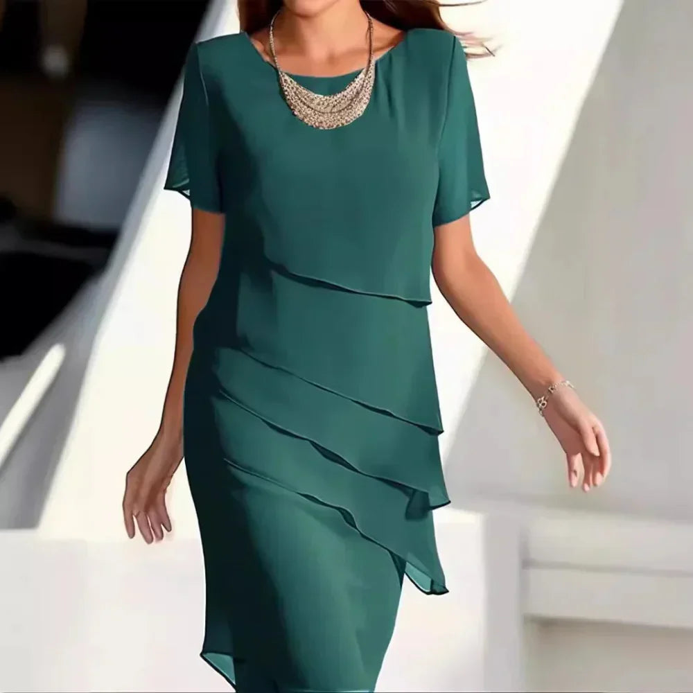Robe midi femme en chiffon, design à étages raffinés, encolure ronde, manches courtes, détails couture délicats.
