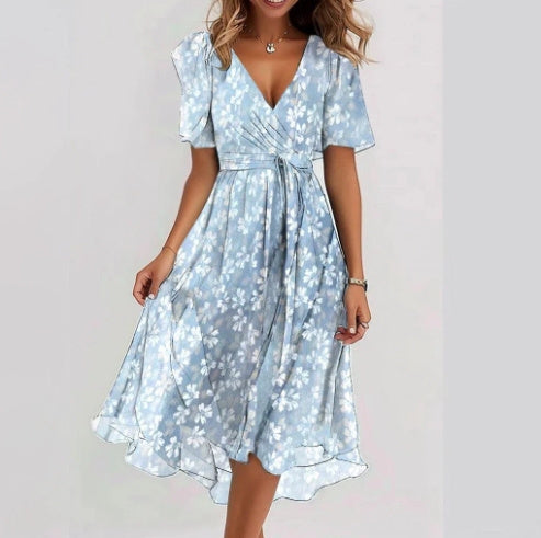 "Robe midi fleurie en chiffon léger, col V plongeant, motifs floraux délicats, idéale pour été."