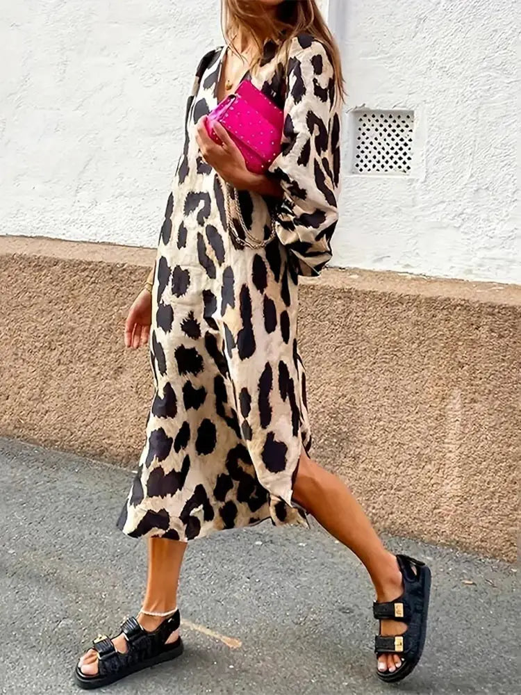 "Robe midi imprimé léopard pour femme, manches 3/4, coupe ample et fluide, élégante et confortable pour toutes occasions."
