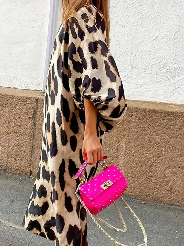 "Robe midi imprimé léopard pour femme, manches 3/4, coupe ample et fluide, élégante et confortable pour toutes occasions."