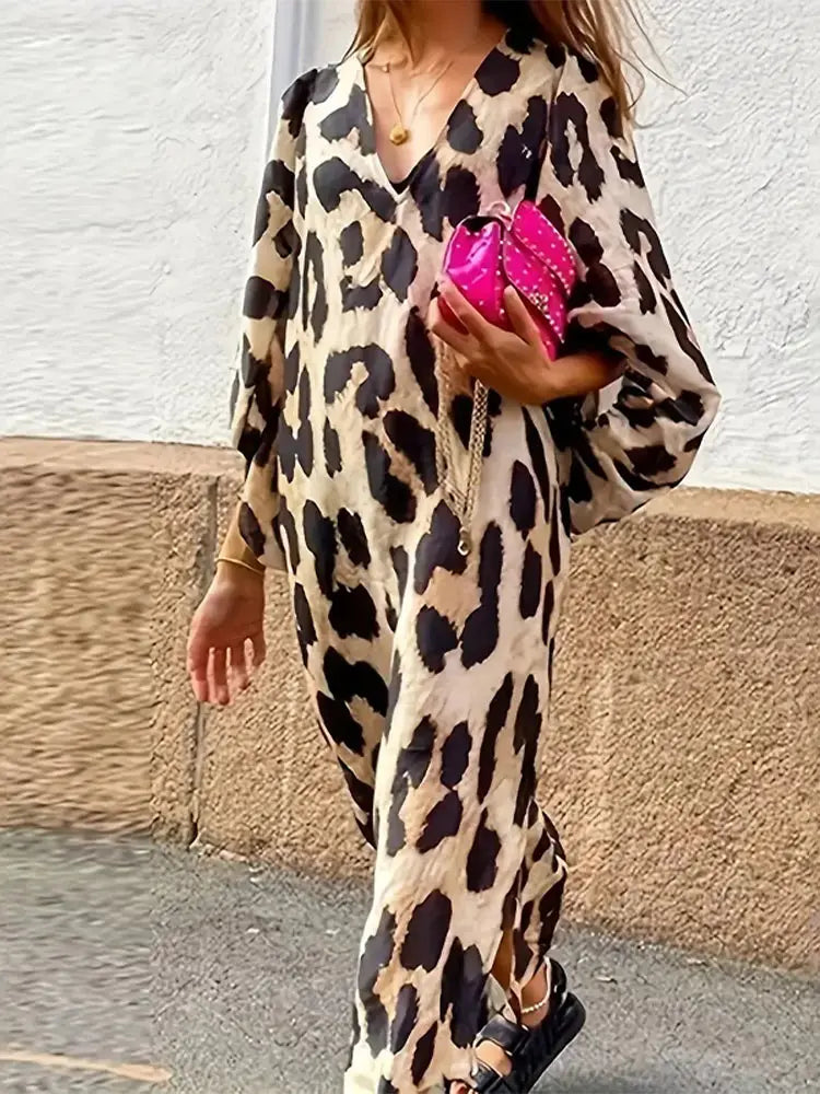 "Robe midi imprimé léopard pour femme, manches 3/4, coupe ample et fluide, élégante et confortable pour toutes occasions."