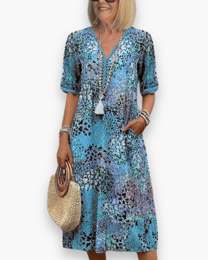 "Robe midi imprimée pour femme avec coupe fluidité et motif raffiné, vue de face, élégante et chic"