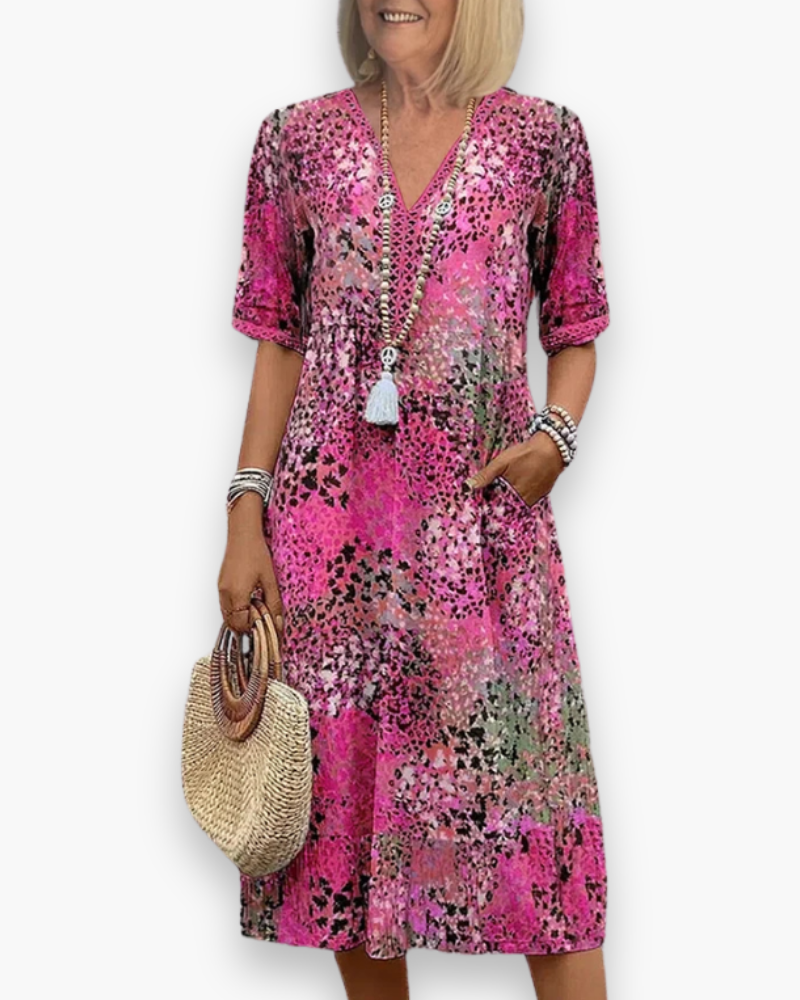 "Robe midi imprimée pour femme avec coupe fluidité et motif raffiné, vue de face, élégante et chic"