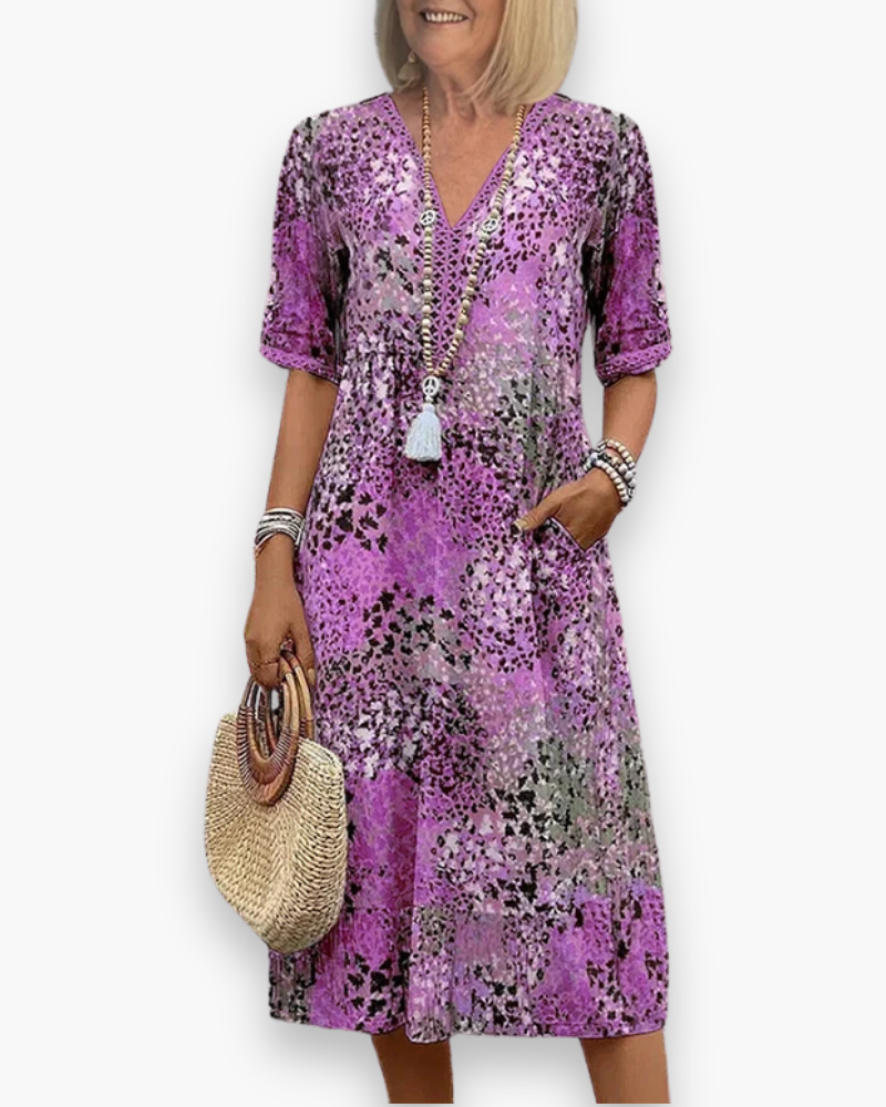 "Robe midi imprimée pour femme avec coupe fluidité et motif raffiné, vue de face, élégante et chic"