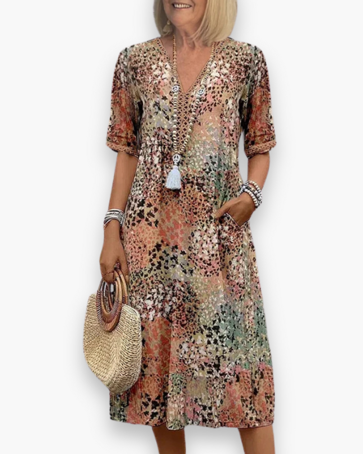 "Robe midi imprimée pour femme avec coupe fluidité et motif raffiné, vue de face, élégante et chic"