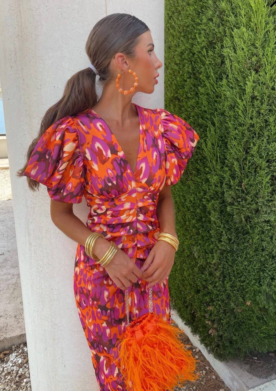 "Robe midi imprimée Sophie, manches bouffantes, motif vibrant, décolleté en V, vue de face élégante et sophistiquée."