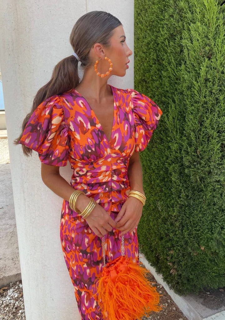"Robe midi imprimée Sophie, manches bouffantes, motif vibrant, décolleté en V, vue de face élégante et sophistiquée."