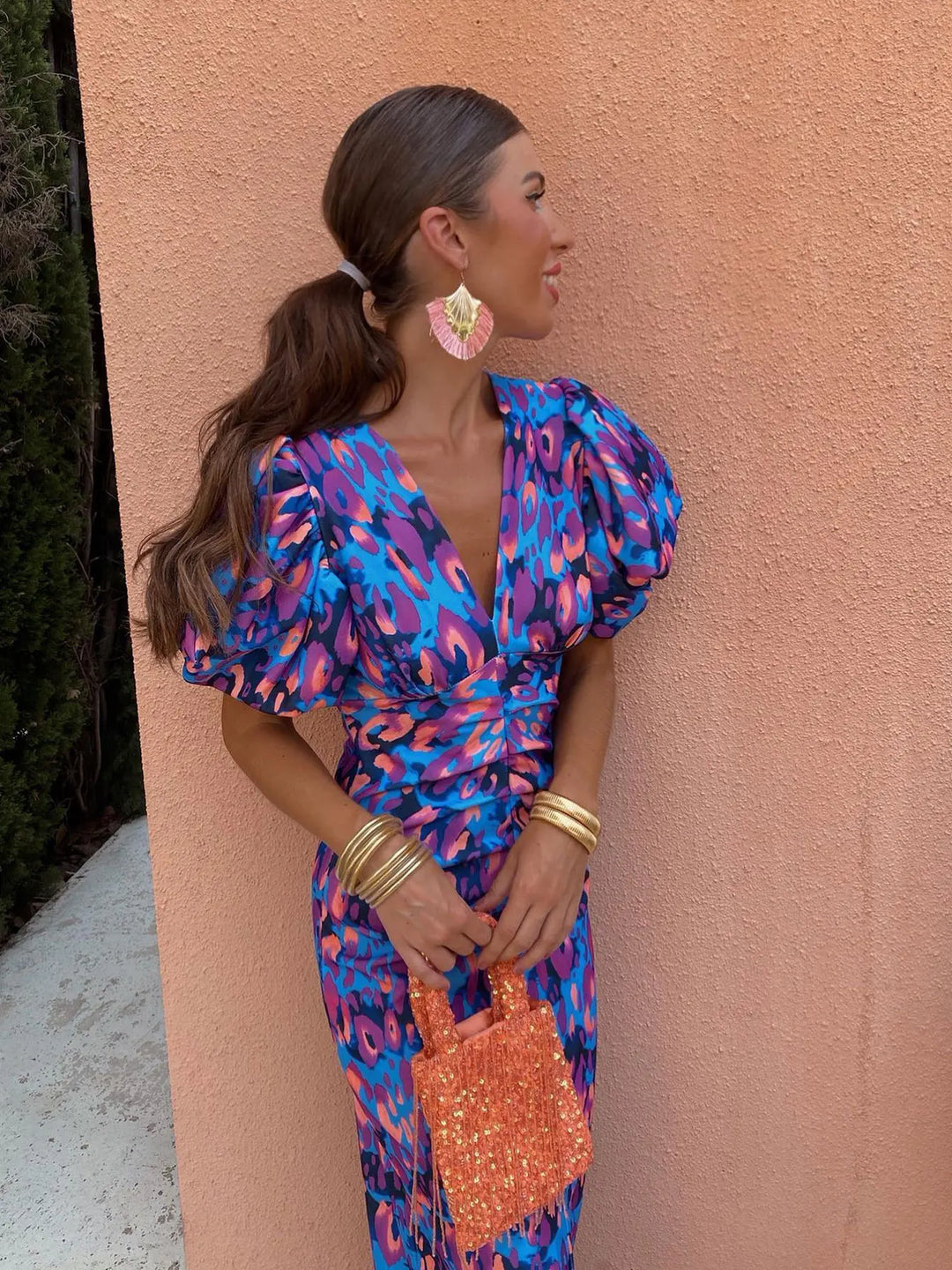"Robe midi imprimée Sophie, manches bouffantes, motif vibrant, décolleté en V, vue de face élégante et sophistiquée."
