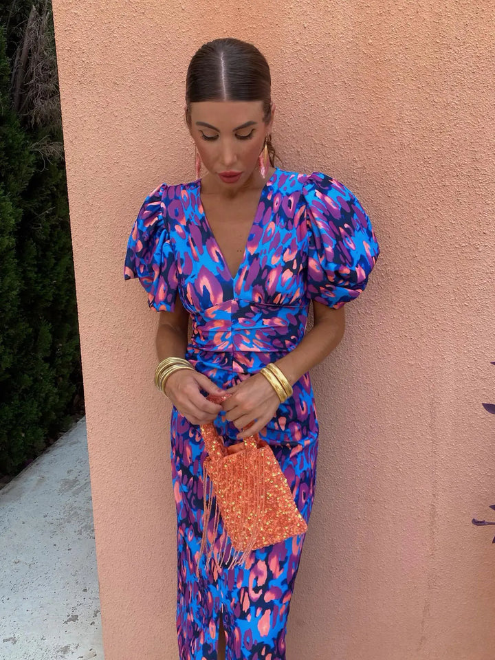 "Robe midi imprimée Sophie, manches bouffantes, motif vibrant, décolleté en V, vue de face élégante et sophistiquée."