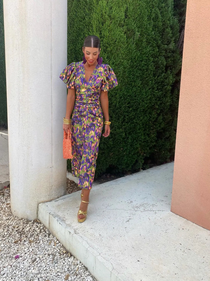 "Robe midi imprimée Sophie, manches bouffantes, motif vibrant, décolleté en V, vue de face élégante et sophistiquée."