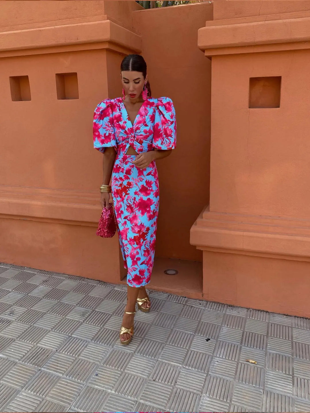 "Robe midi imprimée Sophie, manches bouffantes, motif vibrant, décolleté en V, vue de face élégante et sophistiquée."