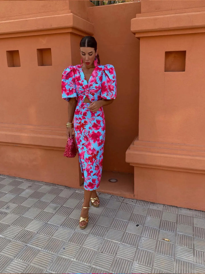 "Robe midi imprimée Sophie, manches bouffantes, motif vibrant, décolleté en V, vue de face élégante et sophistiquée."