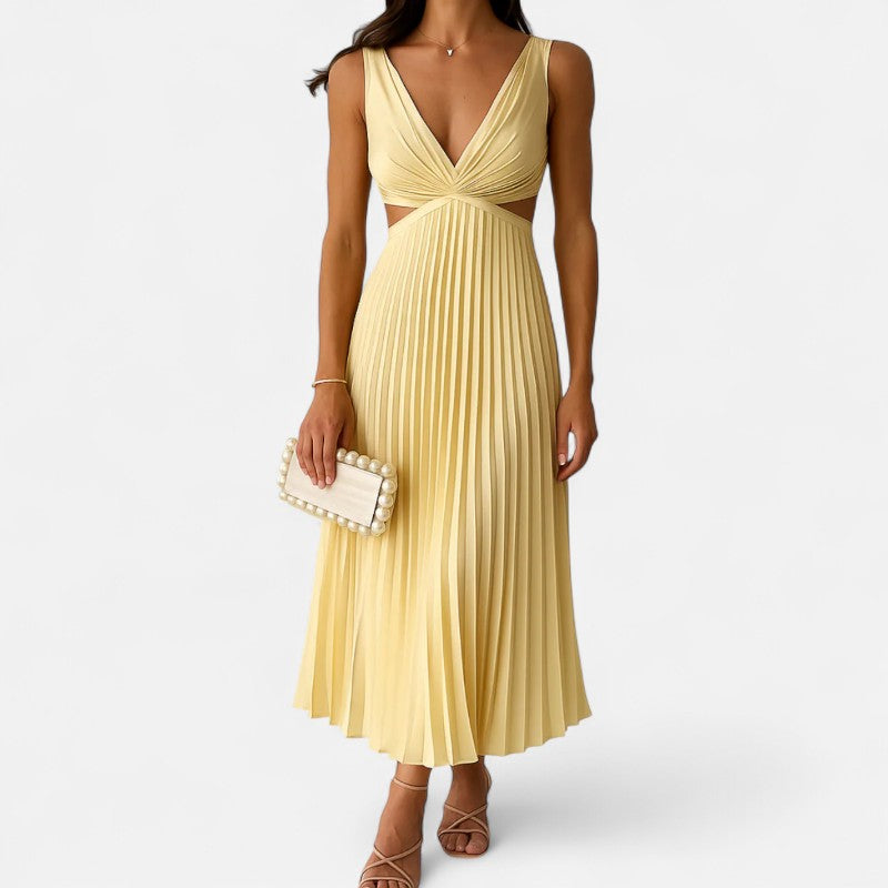 "Robe midi plissée en satin jaune avec décolleté en V et découpes latérales, élégante et moderne pour femmes."