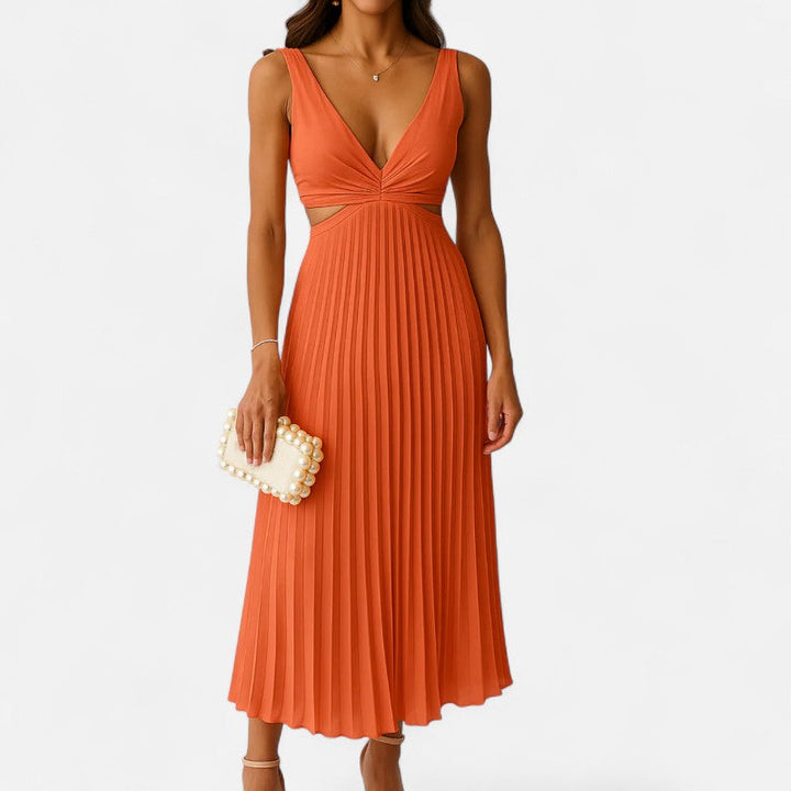 "Robe midi plissée en satin jaune avec décolleté en V et découpes latérales, élégante et moderne pour femmes."