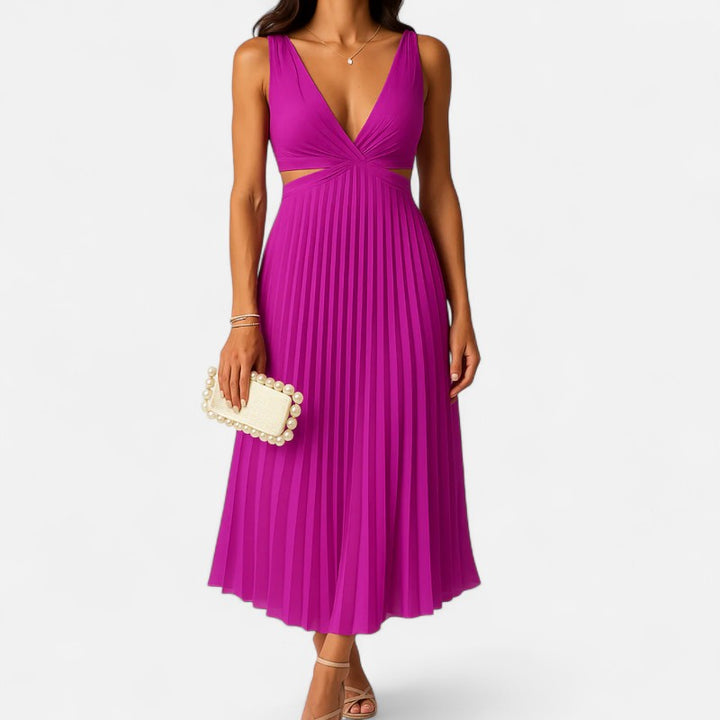 "Robe midi plissée en satin jaune avec décolleté en V et découpes latérales, élégante et moderne pour femmes."