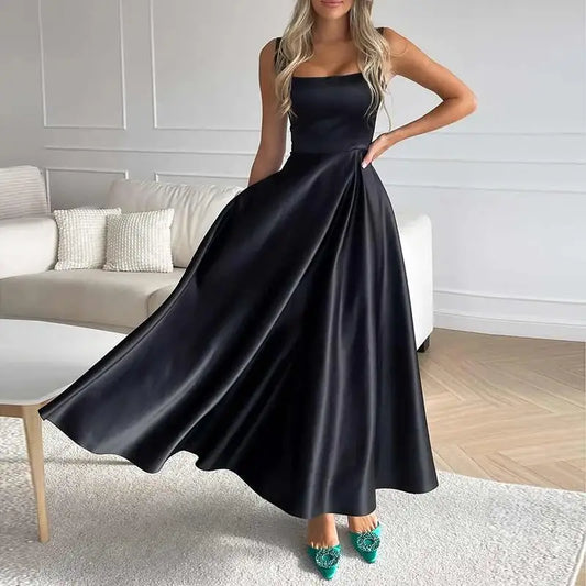 "Robe midi satin A-line fluide, élégante avec encolure carrée et bretelles spaghetti. Look chic et féminin."