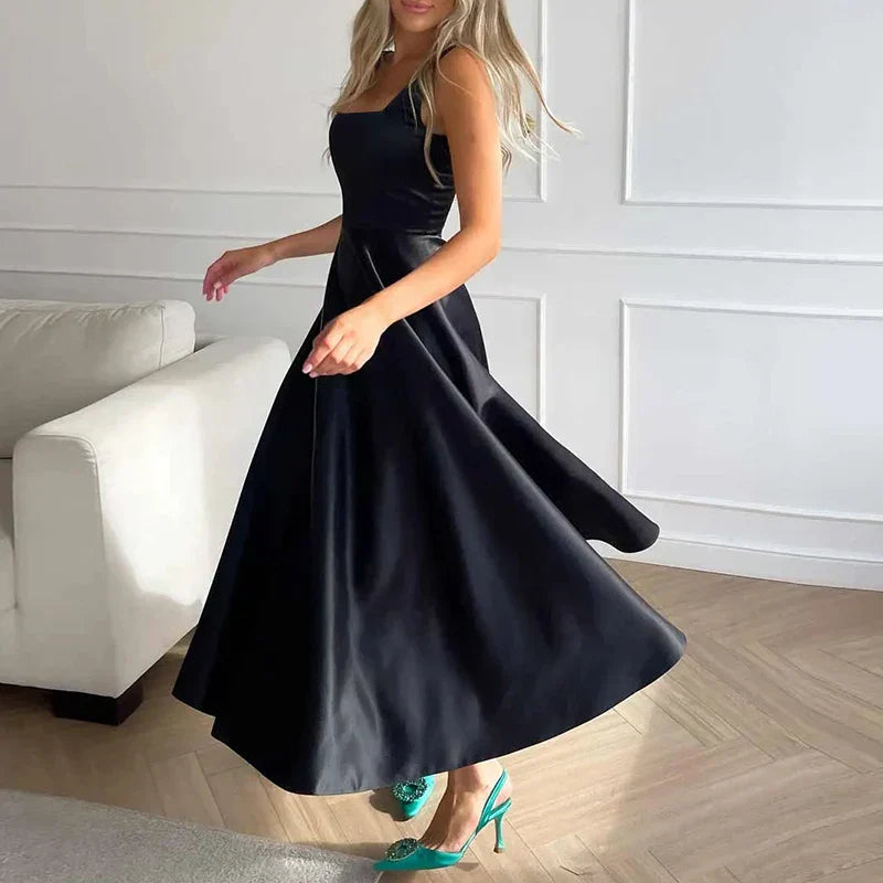 "Robe midi satin A-line fluide, élégante avec encolure carrée et bretelles spaghetti. Look chic et féminin."