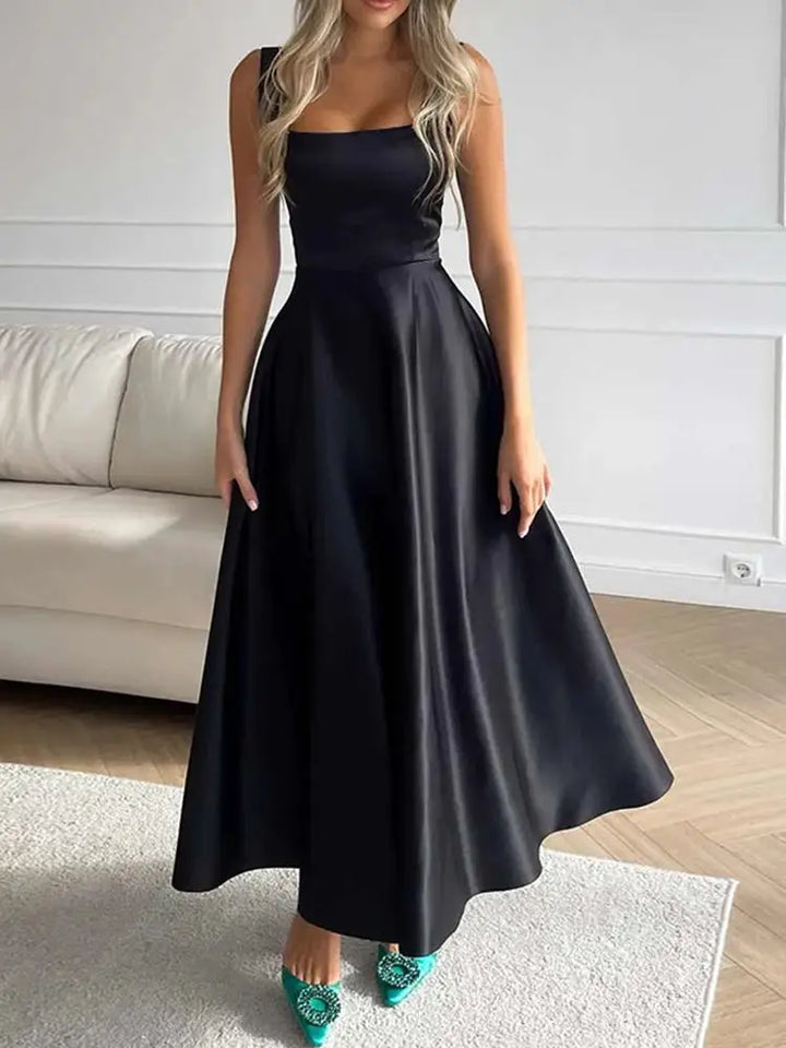 "Robe midi satin A-line fluide, élégante avec encolure carrée et bretelles spaghetti. Look chic et féminin."
