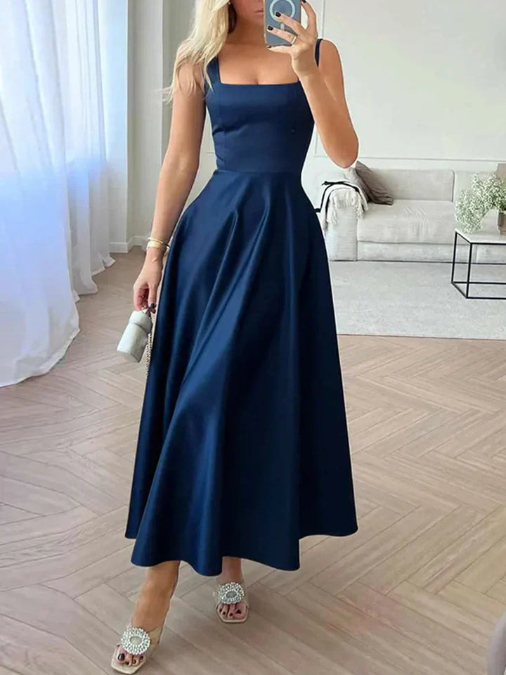 "Robe midi satin A-line fluide, élégante avec encolure carrée et bretelles spaghetti. Look chic et féminin."