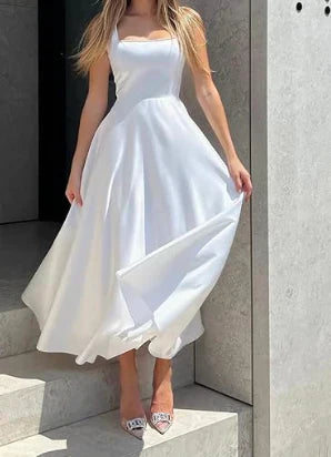 "Robe midi satin A-line fluide, élégante avec encolure carrée et bretelles spaghetti. Look chic et féminin."