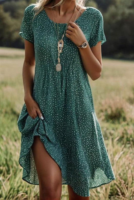 "Robe midi verte à pois, silhouette A-ligne, manches courtes, encolure ronde, style chic et moderne, motif ludique."