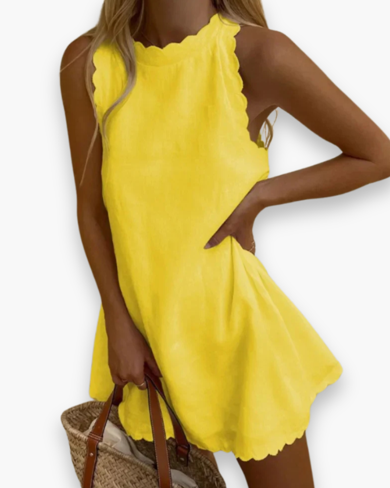 "Robe mini d'été élégante ondulée pour femmes, silhouette gracieuse, tissu léger, parfaite pour occasions estivales."