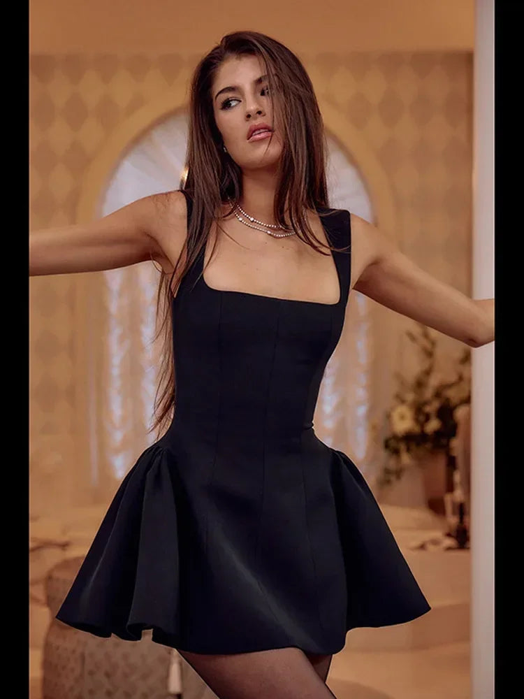 "Robe mini élégante chic avec détails sophistiqués, coupe ajustée flatteuse, parfaite pour occasions spéciales femme."