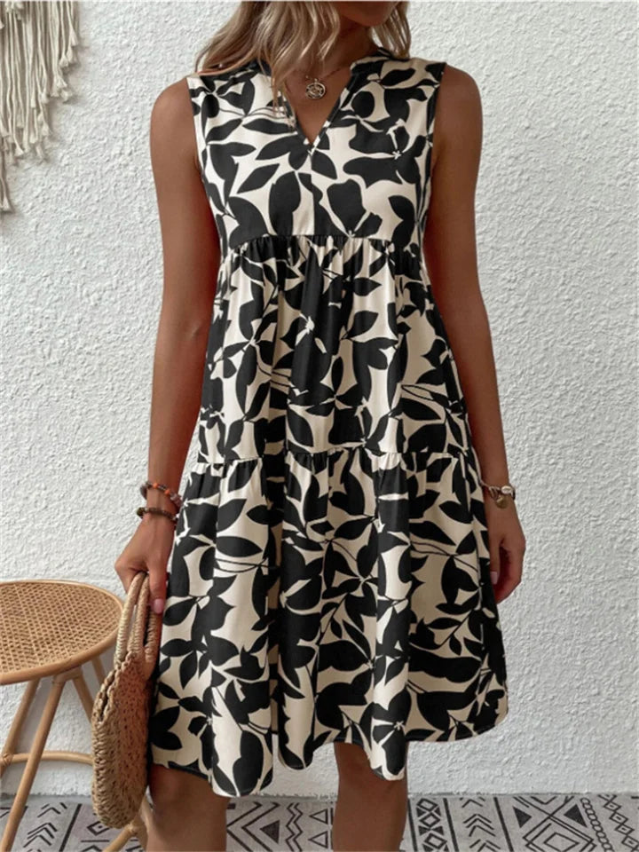 Robe mini été, design épuré, vue de côté, couleur unie. Confort léger, idéale pour flâner sous le soleil.