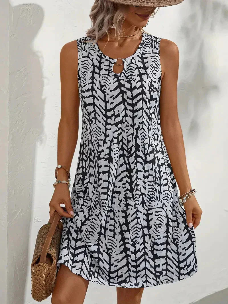 "Robe mini imprimée légère d'été sans manches, motif vibrant, tissu respirant pour un style estival frais et confortable."