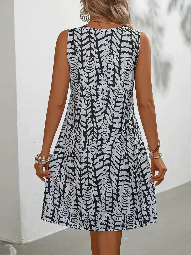 "Robe mini imprimée légère d'été sans manches, motif vibrant, tissu respirant pour un style estival frais et confortable."