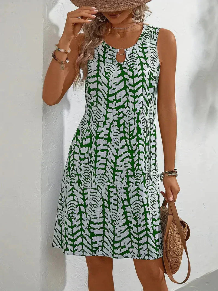 "Robe mini imprimée légère d'été sans manches, motif vibrant, tissu respirant pour un style estival frais et confortable."